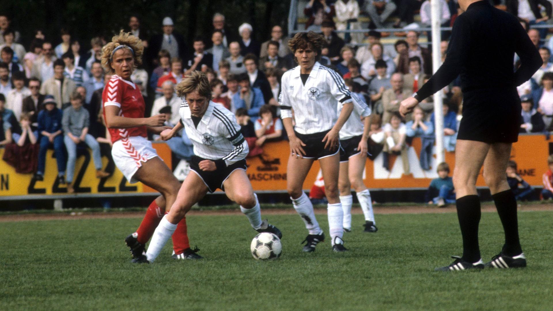 Anne Trabant-Haarbach (Deutschland, Mitte) im Duell mit ihrere Ggegnerinn beim Länderspiel gegen Dänemark.