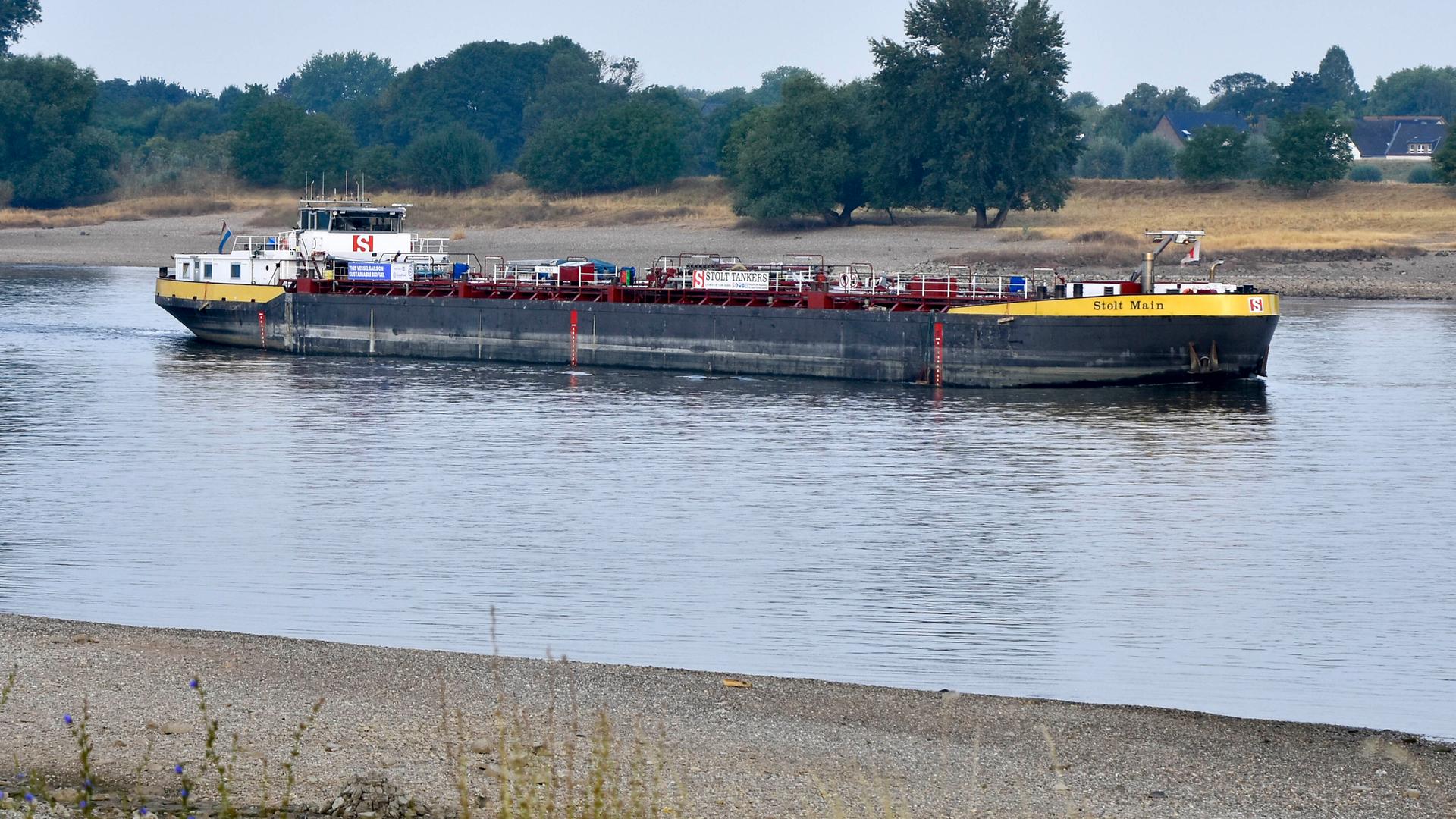 Blick auf das Schiff in einem von natur gesäumten Rheinabschnitt.