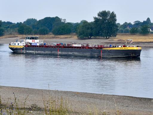 Ein Binnentankschiff im begrenzten Fahrwasser des Rheins bei Düsseldorf-Oberkassel Ein Binnentankschiff im begrenzten Fahrwasser des Rheins bei Düsseldorf-Oberkassel