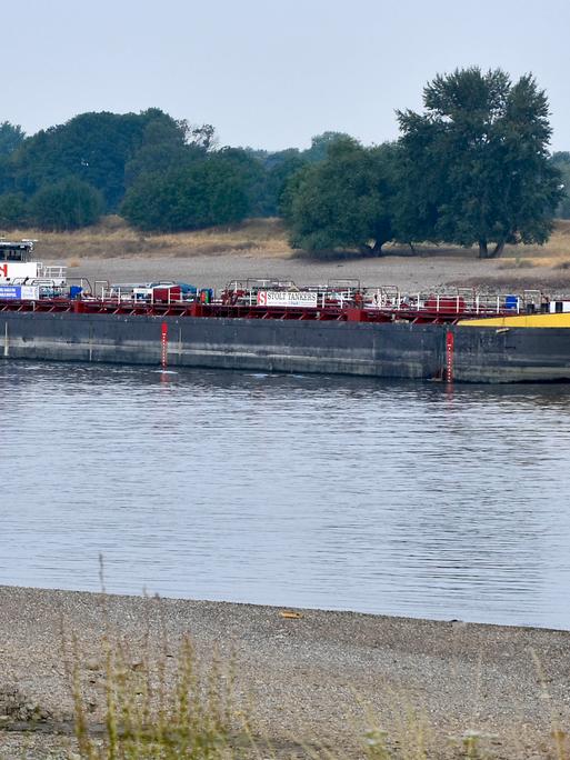 Ein Binnentankschiff im begrenzten Fahrwasser des Rheins bei Düsseldorf-Oberkassel Ein Binnentankschiff im begrenzten Fahrwasser des Rheins bei Düsseldorf-Oberkassel