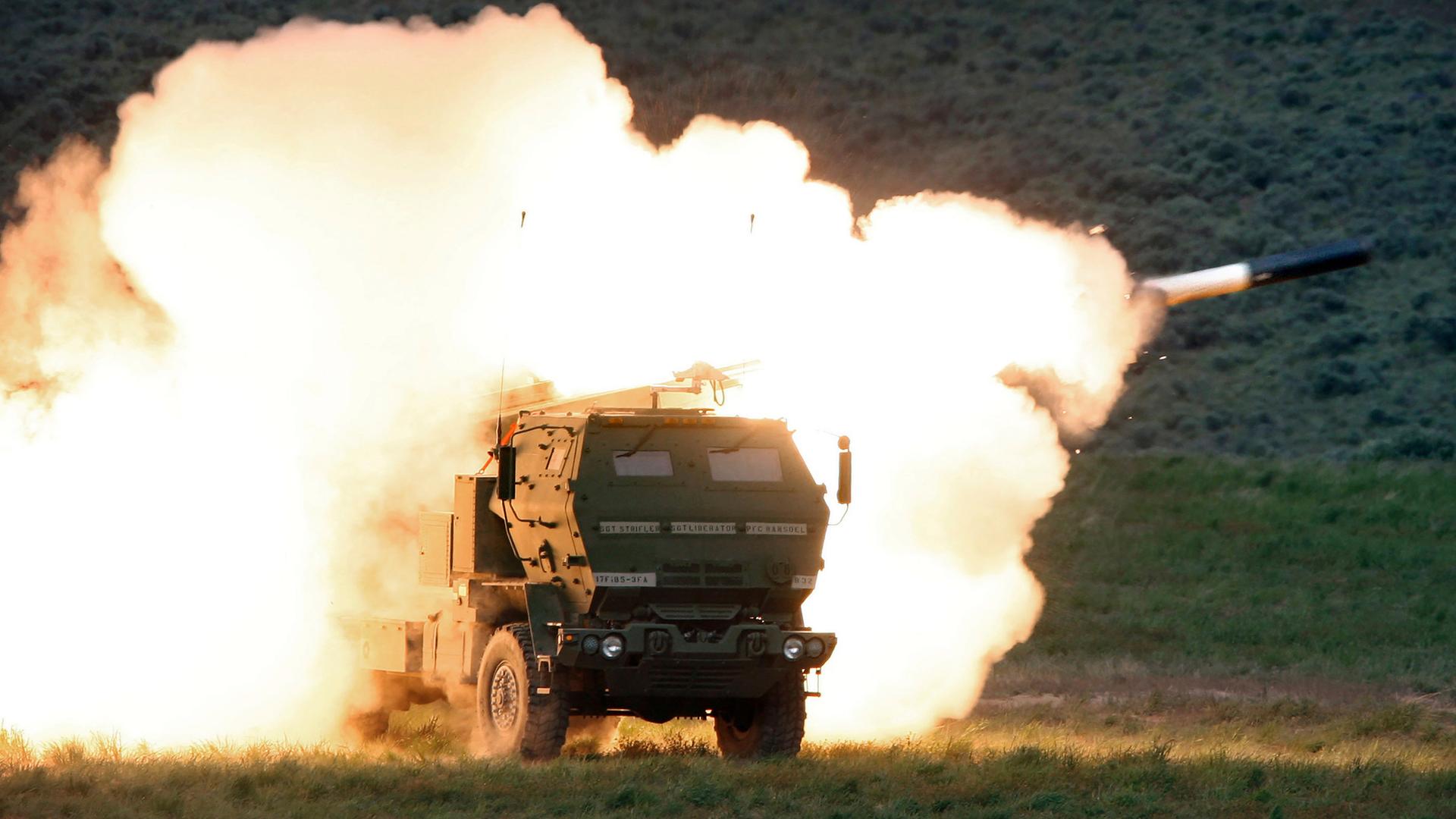 Es ist dunkel. Die Rakete fliegt unter großer Rauchentwicklung von dem Werfer-Fahrzeug weg. Es ist dunkel. Die Rakete fliegt unter großer Rauchentwicklung von dem Werfer-Fahrzeug weg.