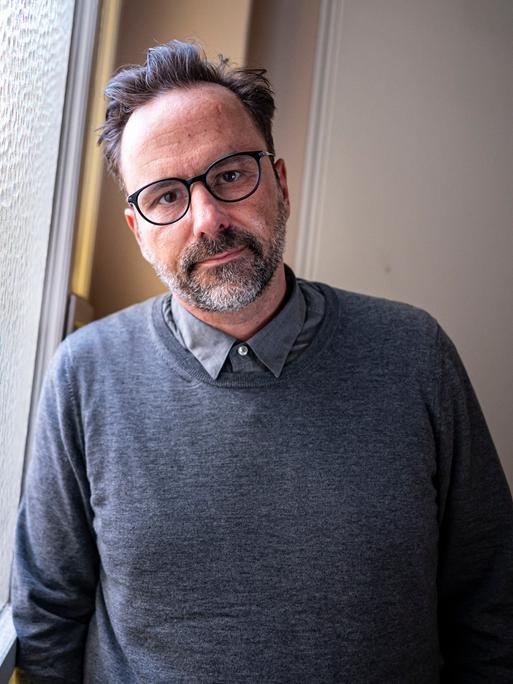Kurt Krömer, Komiker und Schauspieler, steht in einem Treppenhaus.