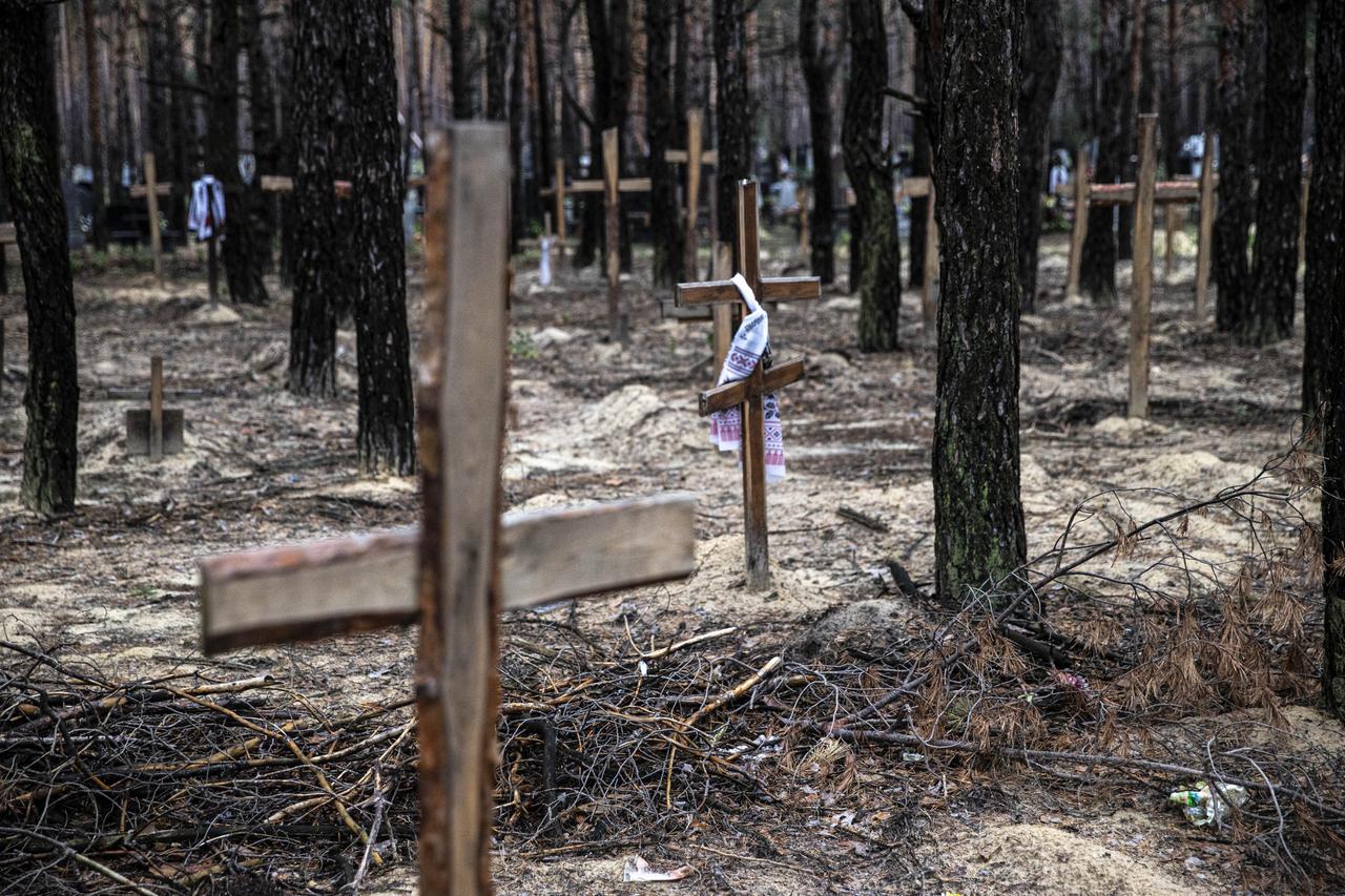 In der Nähe der ostukrainischen Stadt Isjum werden nach der Rückeroberung Leichname von Zivilisten ausgegraben.
