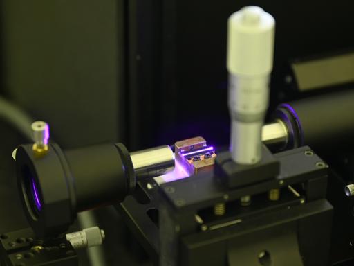 In einem Labor der Firma Q.ANT wird ein neuentwickelter photonischer Chip mit einem Laserstrahl getestet. Das Trumpf-Tochterunternehmen Q.ANT hat ein nach eigenen Angaben weltweit einzigartiges Verfahren entwickelt, das in Zukunft die Serienfertigung von Quantencomputer-Chips ermöglichen soll. Die Besonderheit: Durch das Verfahren lassen sich auch gewöhnliche Großrechner um Prozessoren erweitern, die mit Quantentechnologie arbeiten, so dass der Einsatz von Quantencomputern näherrückt.