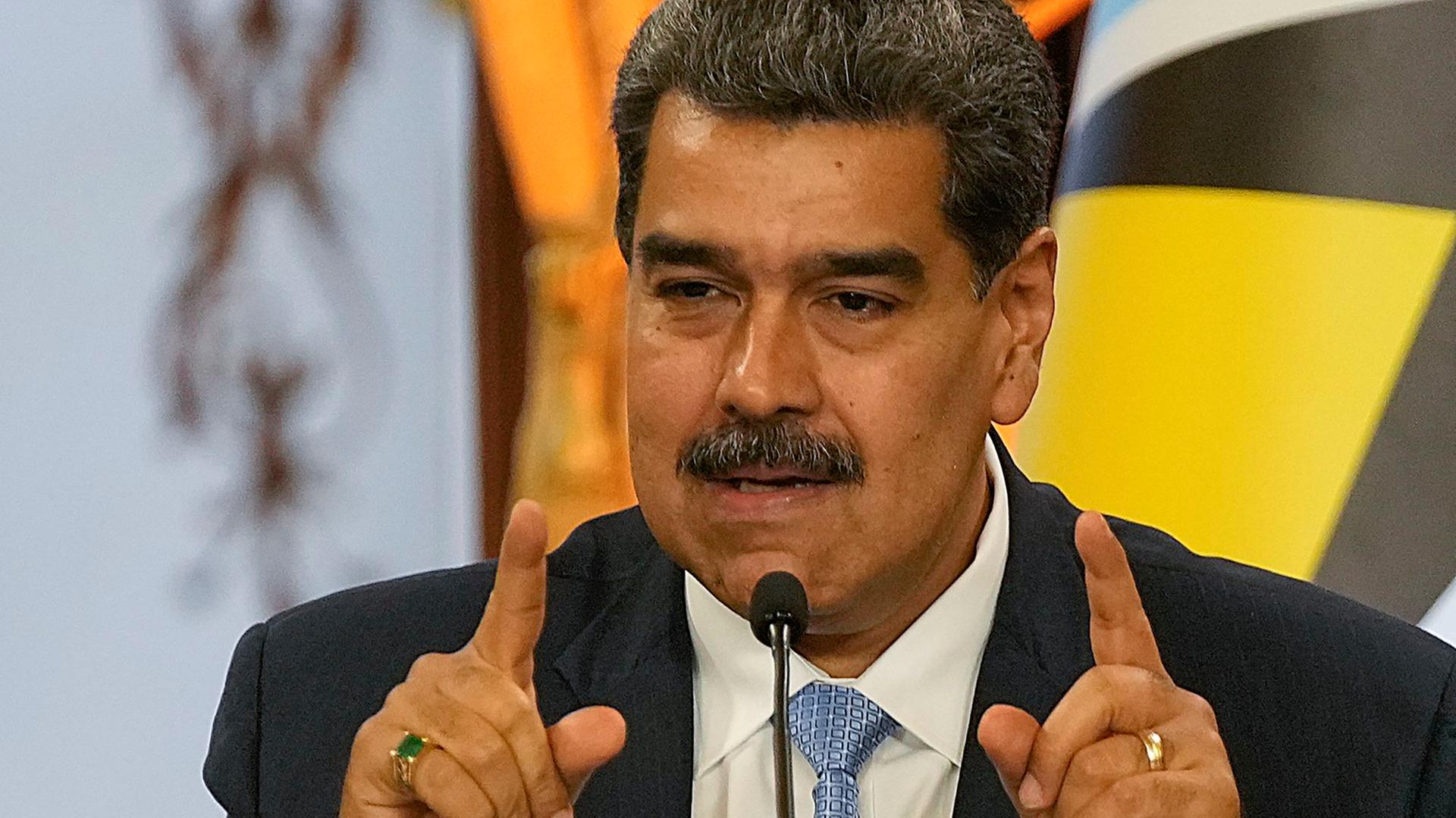 Der venezolanische Präsident Nicolas Maduro gestikuliert mit beiden Händen.