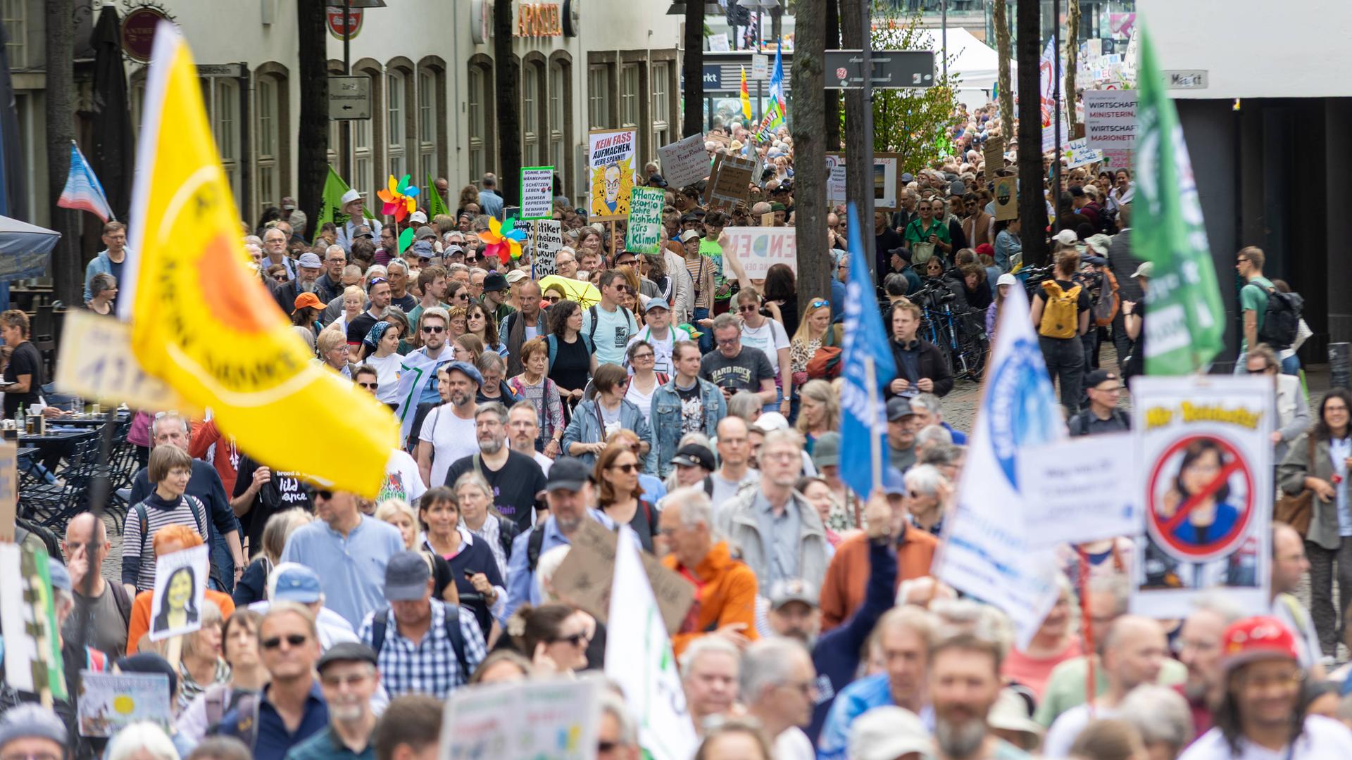 Zahlreiche Menschen mit Fahnen und Transparenten auf einer Straße