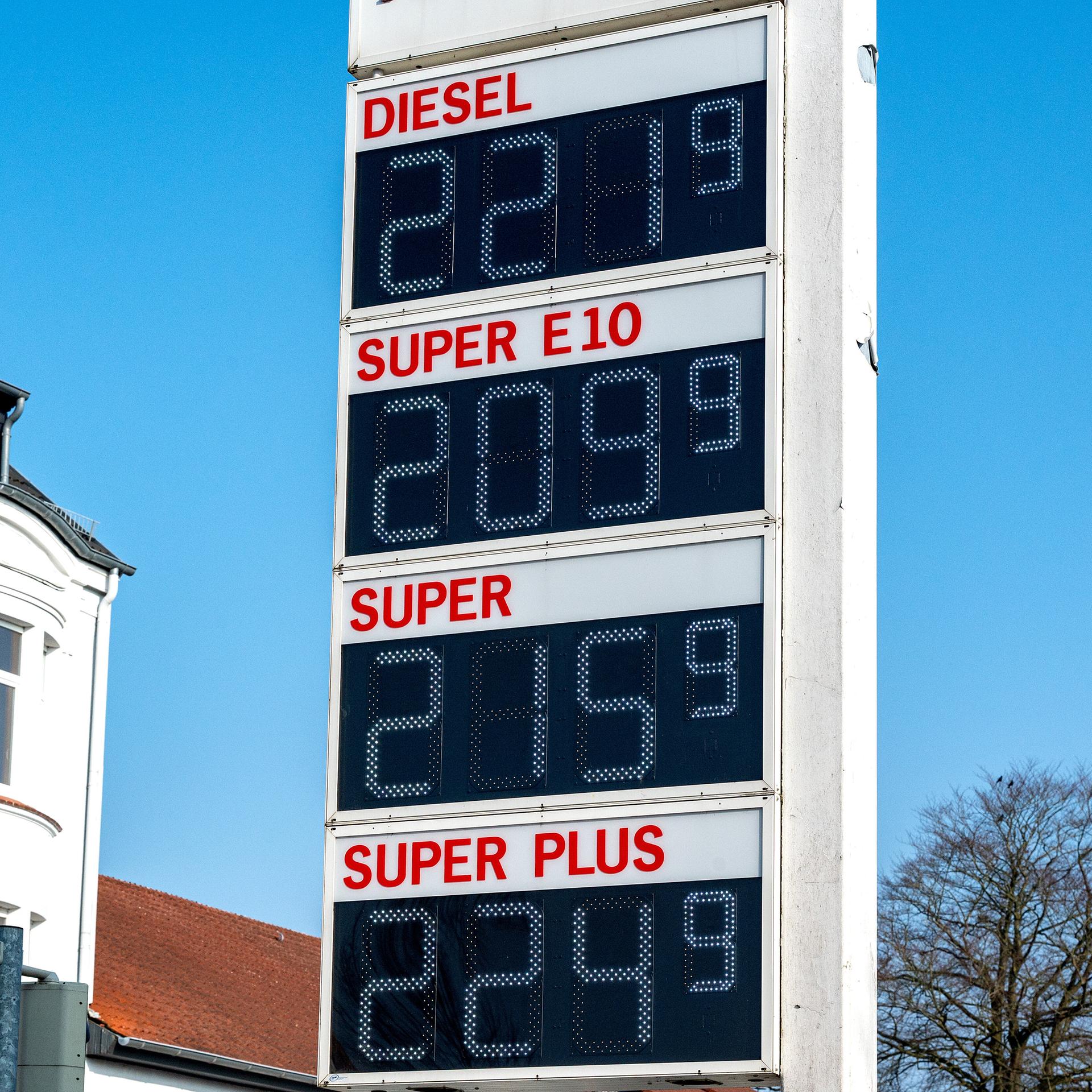 Eine Preistafel einer Tankstelle zeigt Preise von über zwei Euro pro Liter für Benzin und Diesel.