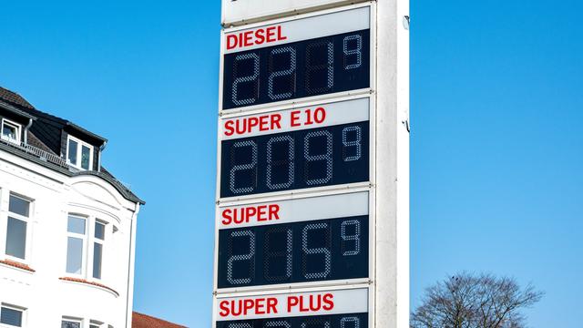 Eine Preistafel an einer Tankstelle zeigt die Preise für Benzin und Diesel: sie kosten über 2 Euro pro Liter.