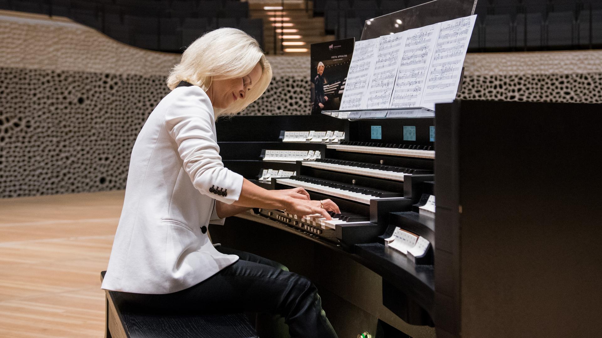 04.09.2018, Hamburg: Iveta Apkalna, Titularorganistin, spielt in der Elbphilharmonie im großen Saal auf der Orgel. 