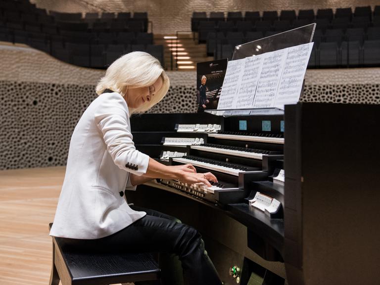 04.09.2018, Hamburg: Iveta Apkalna, Titularorganistin, spielt in der Elbphilharmonie im großen Saal auf der Orgel. 