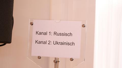 "Kanal 1: Russisch - Kanal 2: ukrainisch" steht auf einem Aussteller im Schloss Bellevue während des Konzertes "Für Freiheit und Frieden. Ein Konzert der Berliner Philharmoniker im Schloss Bellevue".
