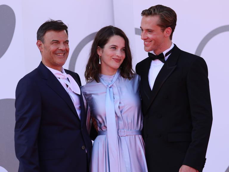 Der Regisseur Francois Ozon, die Schauspielerin Rebecca Marder und der Schauspieler Benjamin Voisin auf dem roten Teppich in Venedig am 2. September 2025