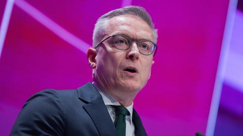 Karsten Wildberger (CDU), Bundesminister für Digitales und Staatsmodernisierung, spricht bei der 67. Jahrestagung des Beamtenbundes dbb in der Köln