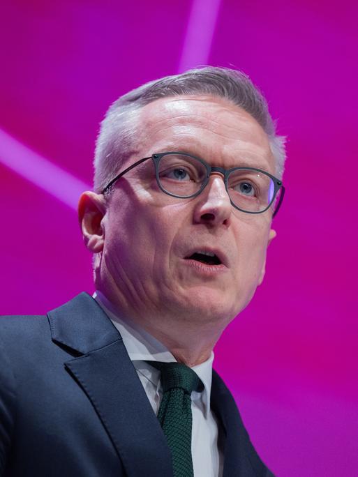 Karsten Wildberger (CDU), Bundesminister für Digitales und Staatsmodernisierung, spricht bei der 67. Jahrestagung des Beamtenbundes dbb in der Köln Karsten Wildberger (CDU), Bundesminister für Digitales und Staatsmodernisierung, spricht bei der 67. Jahrestagung des Beamtenbundes dbb in der Köln