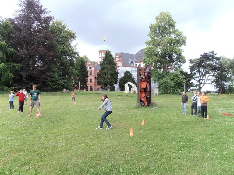 Kinder spielen in den Feriencamps von Leolingo Rugby.