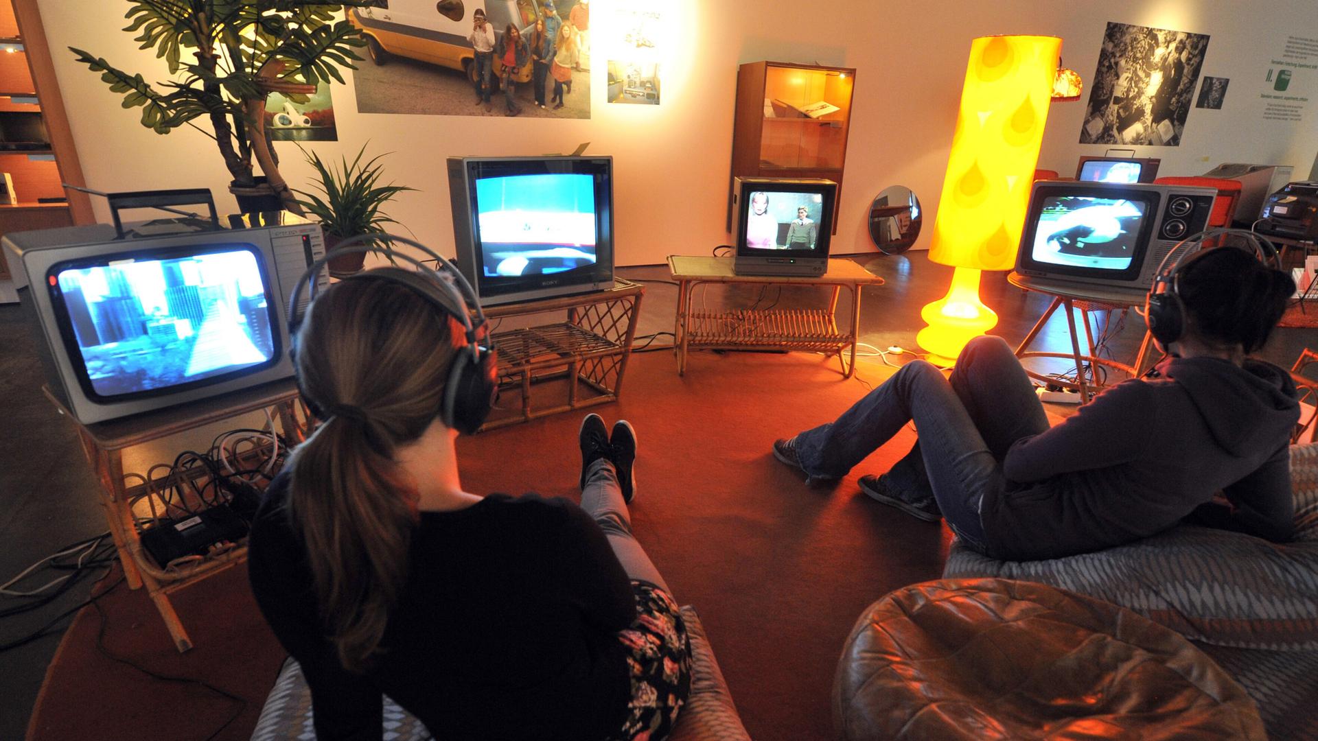 Besucher des Zentrums für Kunst und Medientechnologie (ZKM) in Karlsruhe (Baden-Württemberg) betrachten im Jahr 2012 Videoarbeiten von Dara Birnbaum