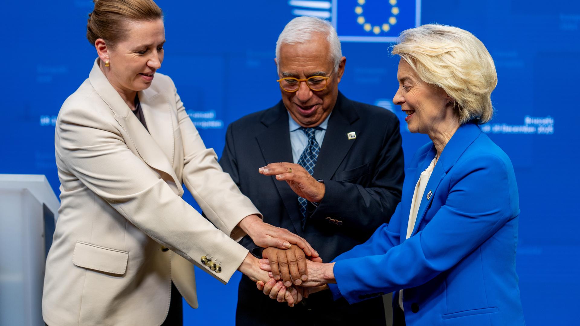 Brüssel: Ursula von der Leyen (r), Präsidentin der EU-Kommission, António Costa, Präsident des Europäischen Rates, und Mette Frederiksen (l), Ministerpräsidentin von Dänemark legen die Hände aufeinander.