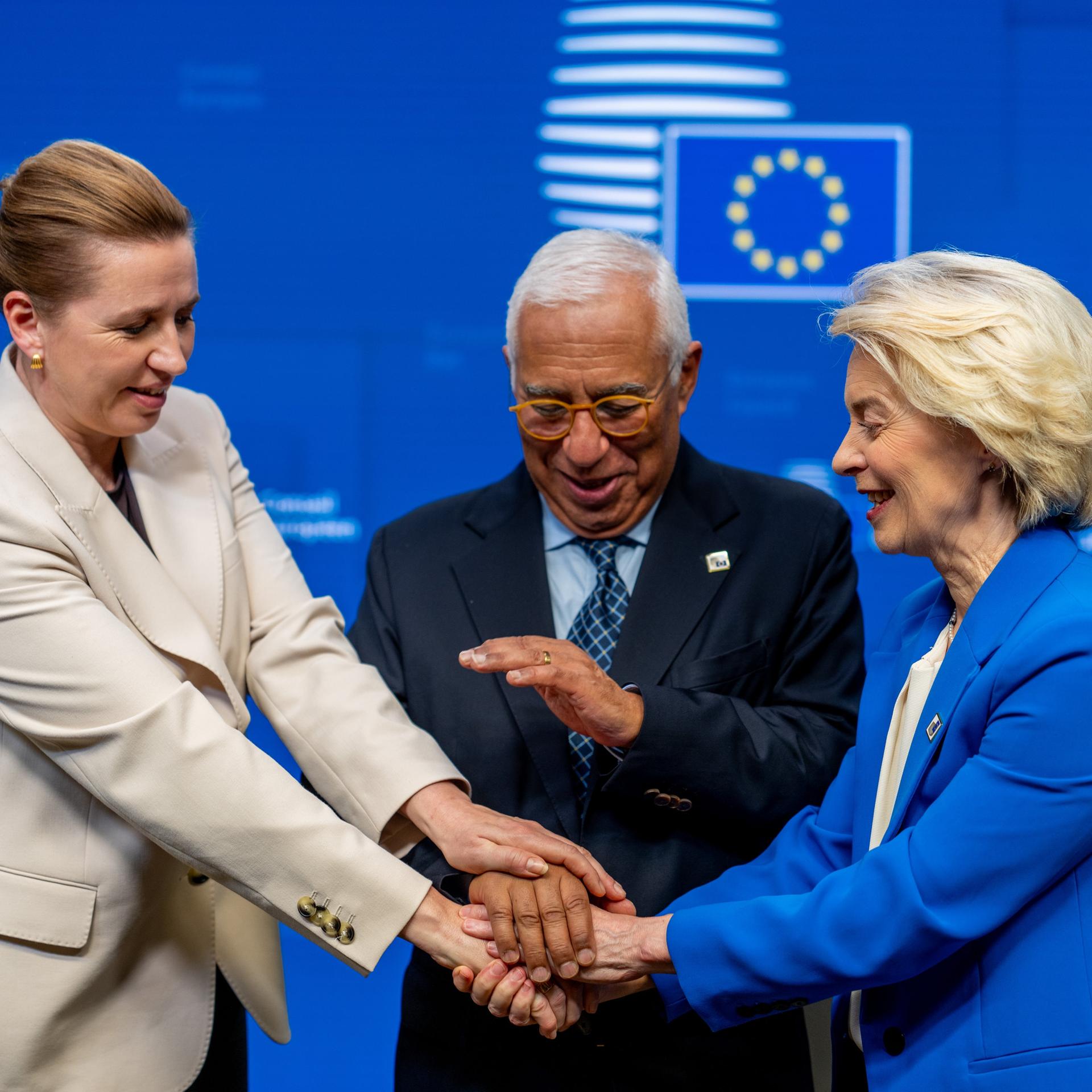 Brüssel: Ursula von der Leyen (r), Präsidentin der EU-Kommission,  António Costa, Präsident des Europäischen Rates, und Mette Frederiksen (l), Ministerpräsidentin von Dänemark legen die Hände aufeinander.