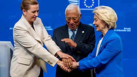  Ursula von der Leyen (r), Präsidentin der EU-Kommission, António Costa, Präsident des Europäischen Rates, und Mette Frederiksen (l), Ministerpräsidentin von Dänemark legen die Hände aufeinander.