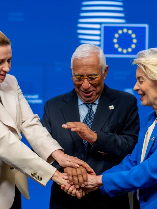 Brüssel: Ursula von der Leyen (r), Präsidentin der EU-Kommission,  António Costa, Präsident des Europäischen Rates, und Mette Frederiksen (l), Ministerpräsidentin von Dänemark legen die Hände aufeinander.
