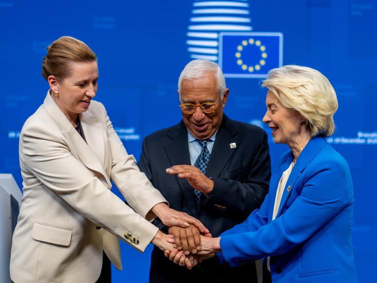 Brüssel: Ursula von der Leyen (r), Präsidentin der EU-Kommission,  António Costa, Präsident des Europäischen Rates, und Mette Frederiksen (l), Ministerpräsidentin von Dänemark legen die Hände aufeinander.