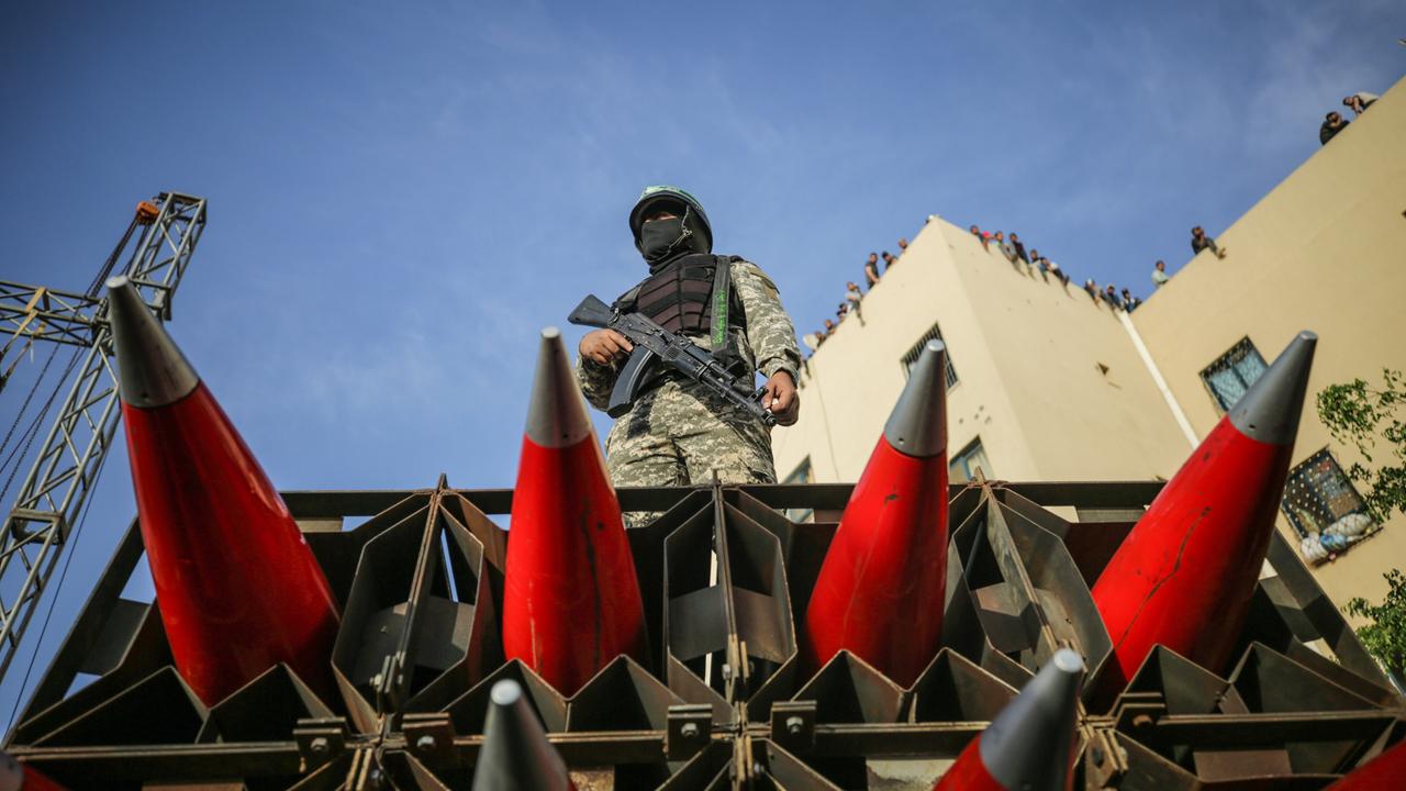 Mitglied der Ezz-Al Din Al-Qassam Brigade, dem bewaffneten Arm der Hamas auf einem Lkw mit Raketen in Nord-Gaza. 30. Mai 2021. Mitglied der Ezz-Al Din Al-Qassam Brigade, dem bewaffneten Arm der Hamas auf einem Lkw mit Raketen in Nord-Gaza. 30. Mai 2021.
