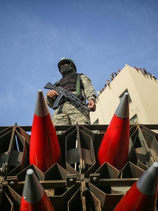 Mitglied der Ezz-Al Din Al-Qassam Brigade, dem bewaffneten Arm der Hamas auf einem Lkw mit Raketen in Nord-Gaza. 30. Mai 2021.