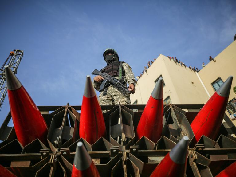 Mitglied der Ezz-Al Din Al-Qassam Brigade, dem bewaffneten Arm der Hamas auf einem Lkw mit Raketen in Nord-Gaza. 30. Mai 2021.