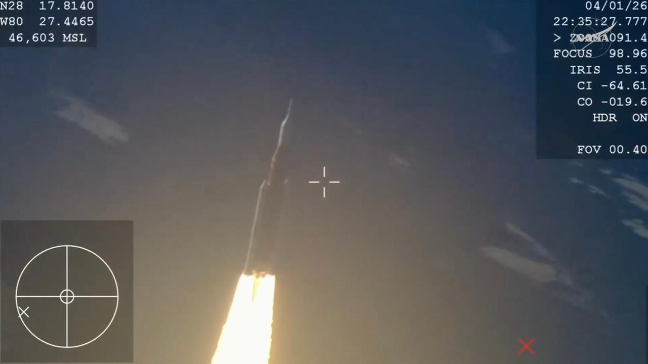 Auf diesem Bild aus einem von der NASA zur Verfügung gestellten Video startet die Artemis-2-Mondrakete mit der Raumkapsel Orion am 1. April 2026 vom Kennedy Space Center in Cape Canaveral, Florida. 