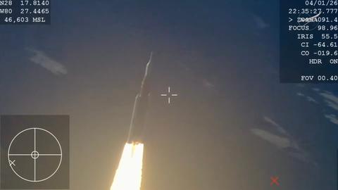 Auf diesem Bild aus einem von der NASA zur Verfügung gestellten Video startet die Artemis-2-Mondrakete mit der Raumkapsel Orion am 1. April 2026 vom Kennedy Space Center in Cape Canaveral, Florida. 