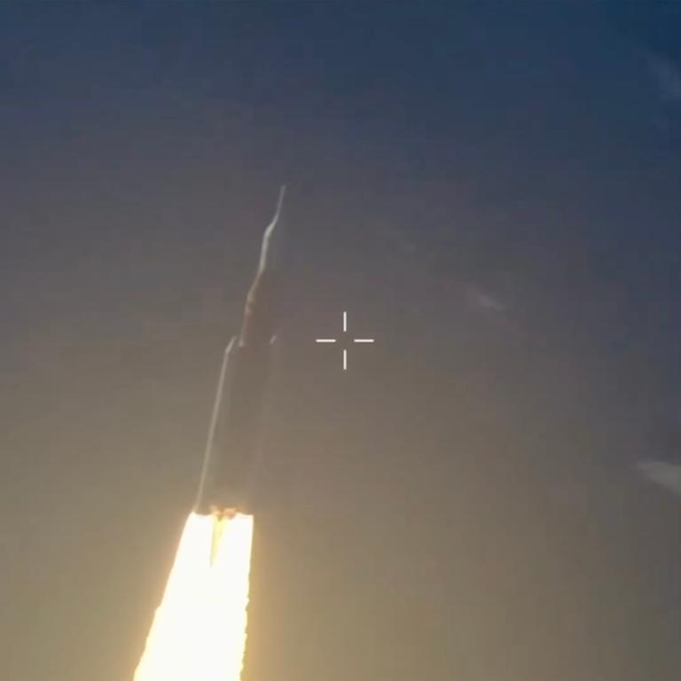 Auf diesem Bild aus einem von der NASA zur Verfügung gestellten Video startet die Artemis-2-Mondrakete mit der Raumkapsel Orion am 1. April 2026 vom Kennedy Space Center in Cape Canaveral, Florida. 