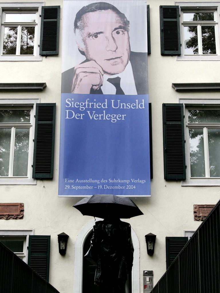 Ein Plakat mit dem Porträt des Verlegers Siegfried Unseld hängt an der Außenfassade 