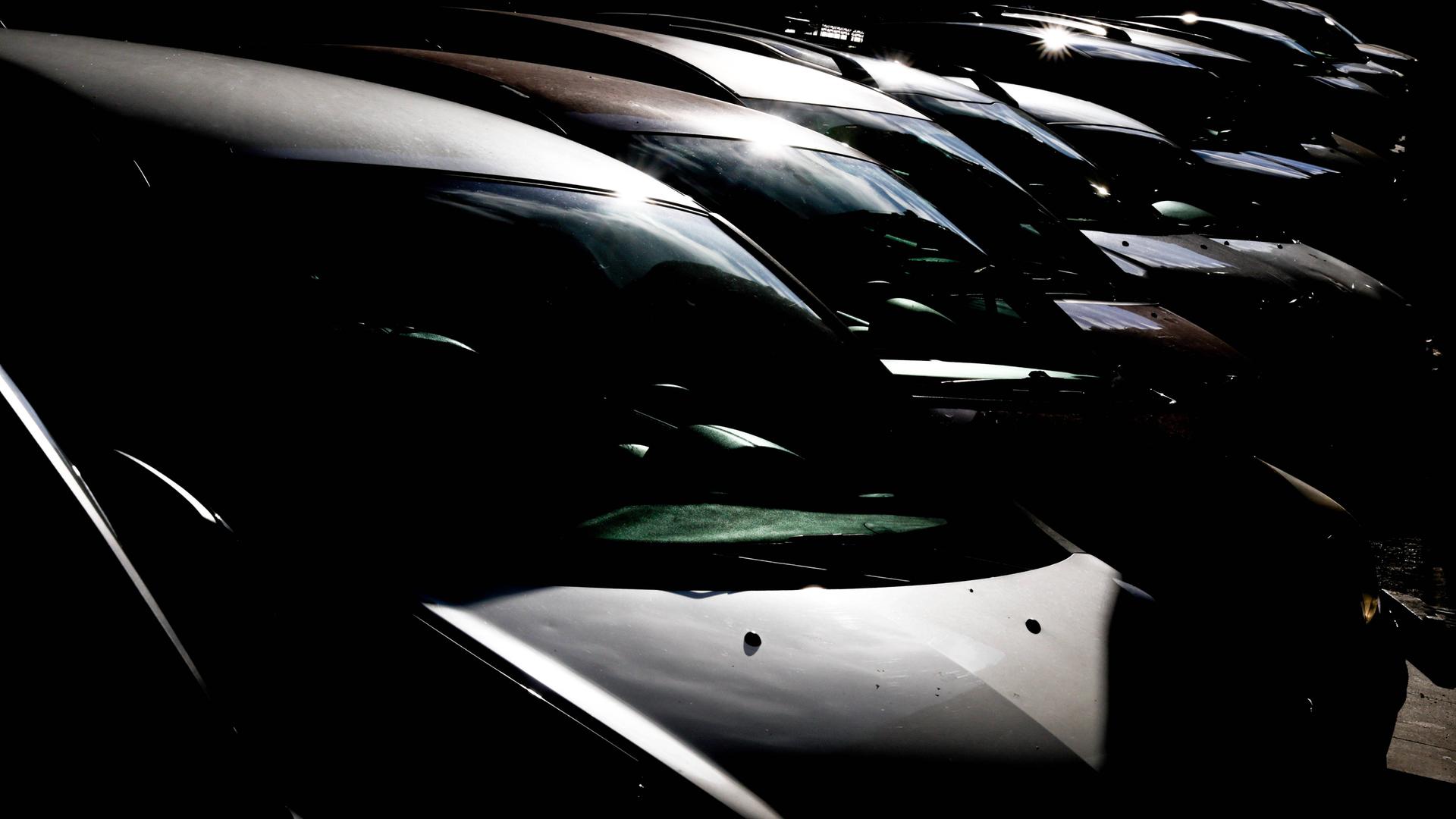 Autos parken in einer Reihe in Stari Grad in Belgrad, Serbien