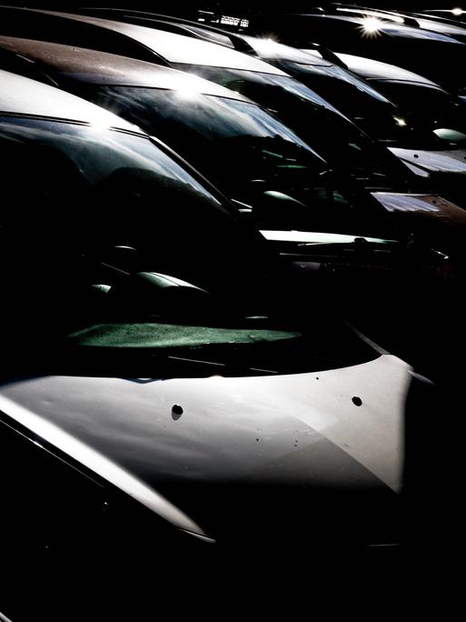 Autos parken in einer Reihe in Stari Grad in Belgrad, Serbien Autos parken in einer Reihe in Stari Grad in Belgrad, Serbien