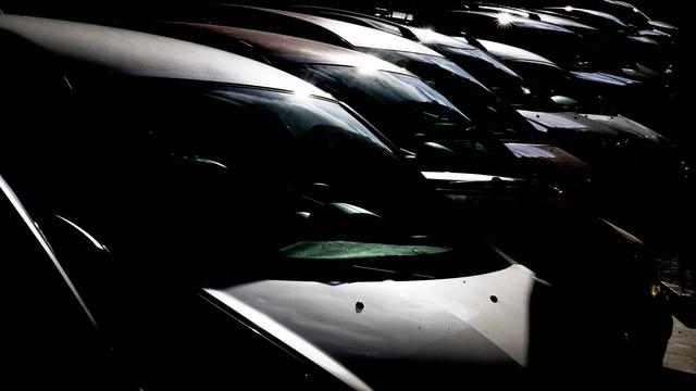 Autos parken in einer Reihe in Stari Grad in Belgrad, Serbien