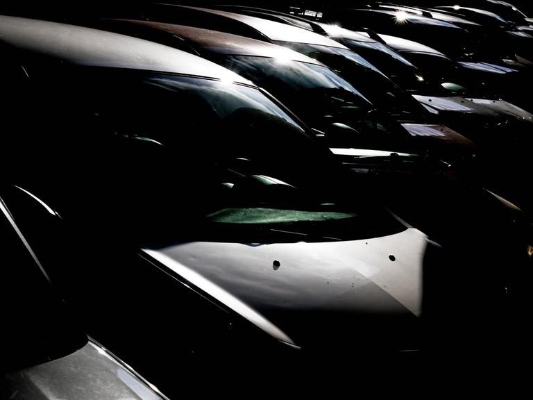 Autos parken in einer Reihe in Stari Grad in Belgrad, Serbien Autos parken in einer Reihe in Stari Grad in Belgrad, Serbien