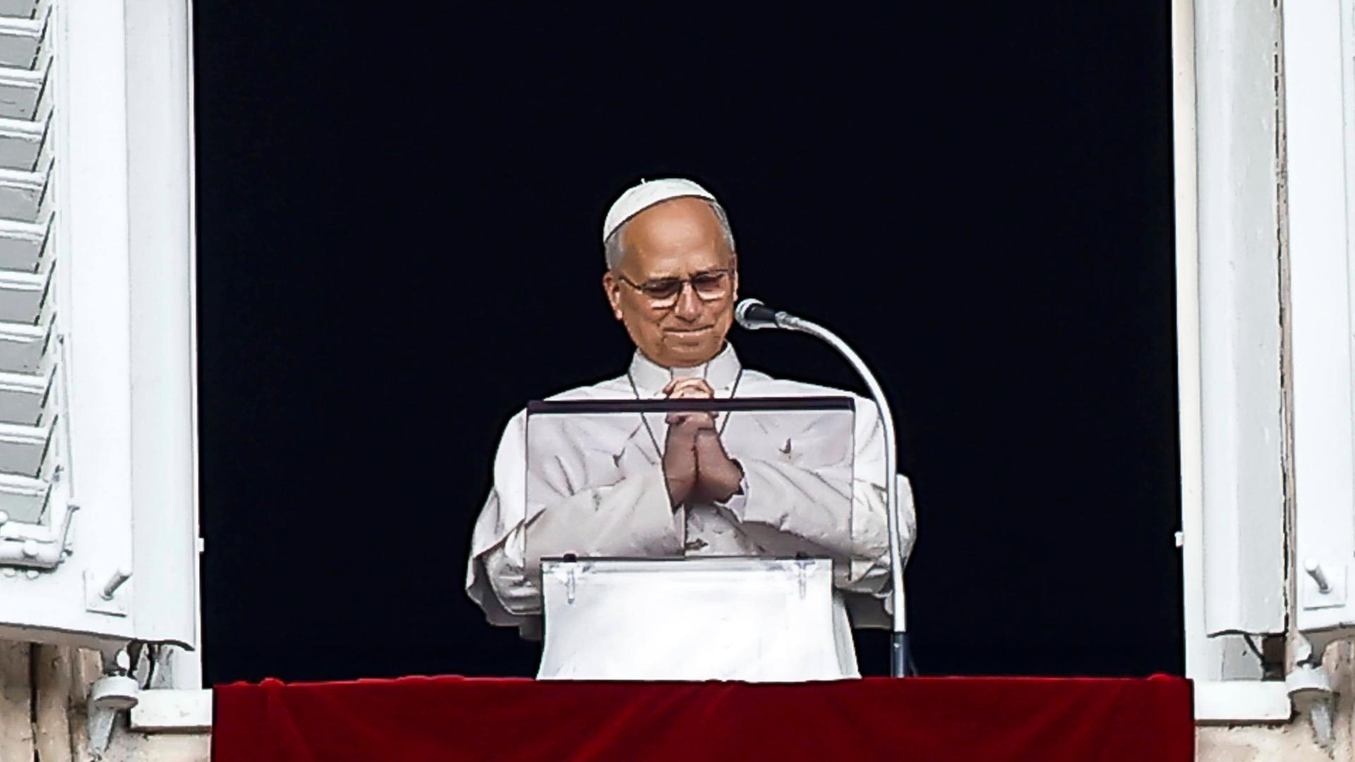 Papst Leo XIV am Fenster des apostolischen Palastes. Er hat die Hände zum Gebet gefaltet.