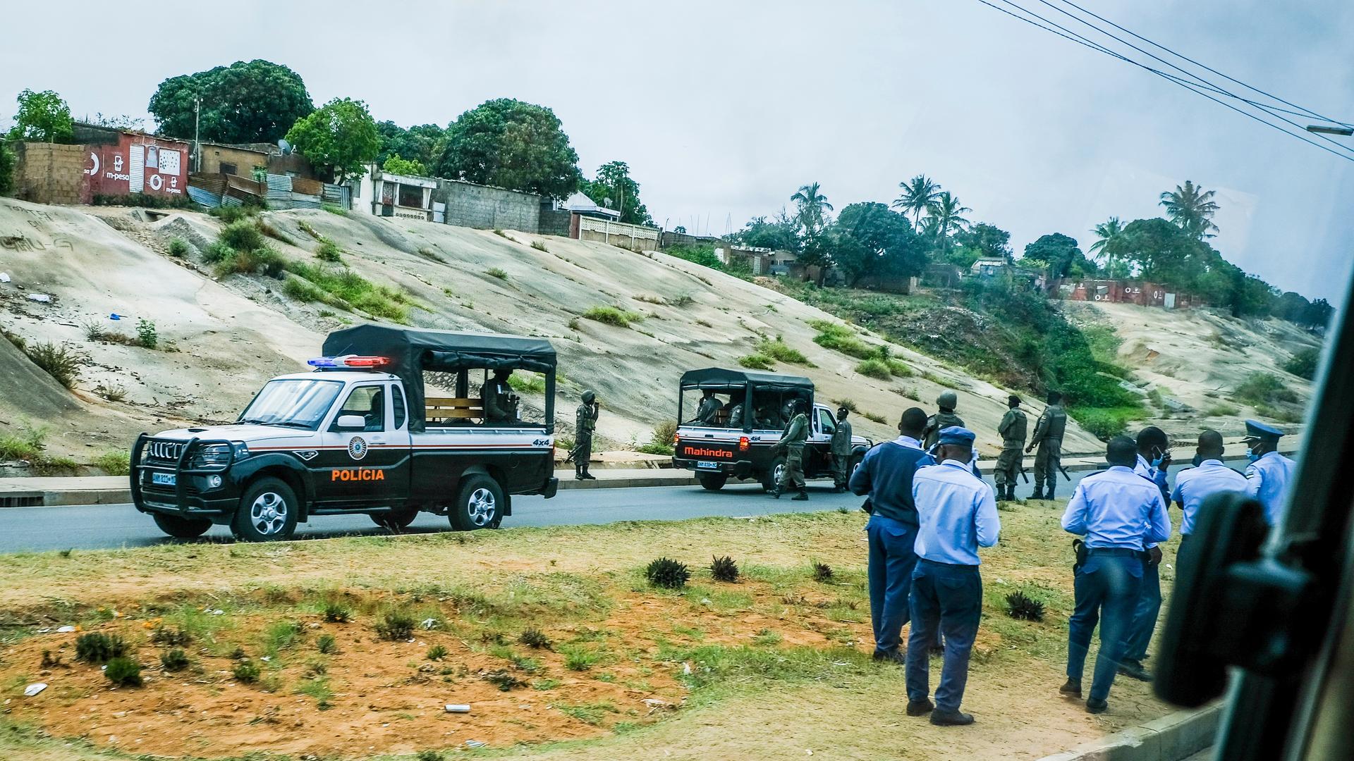 Mosambik: Polizisten stehen an einer Straße in Maputo. 