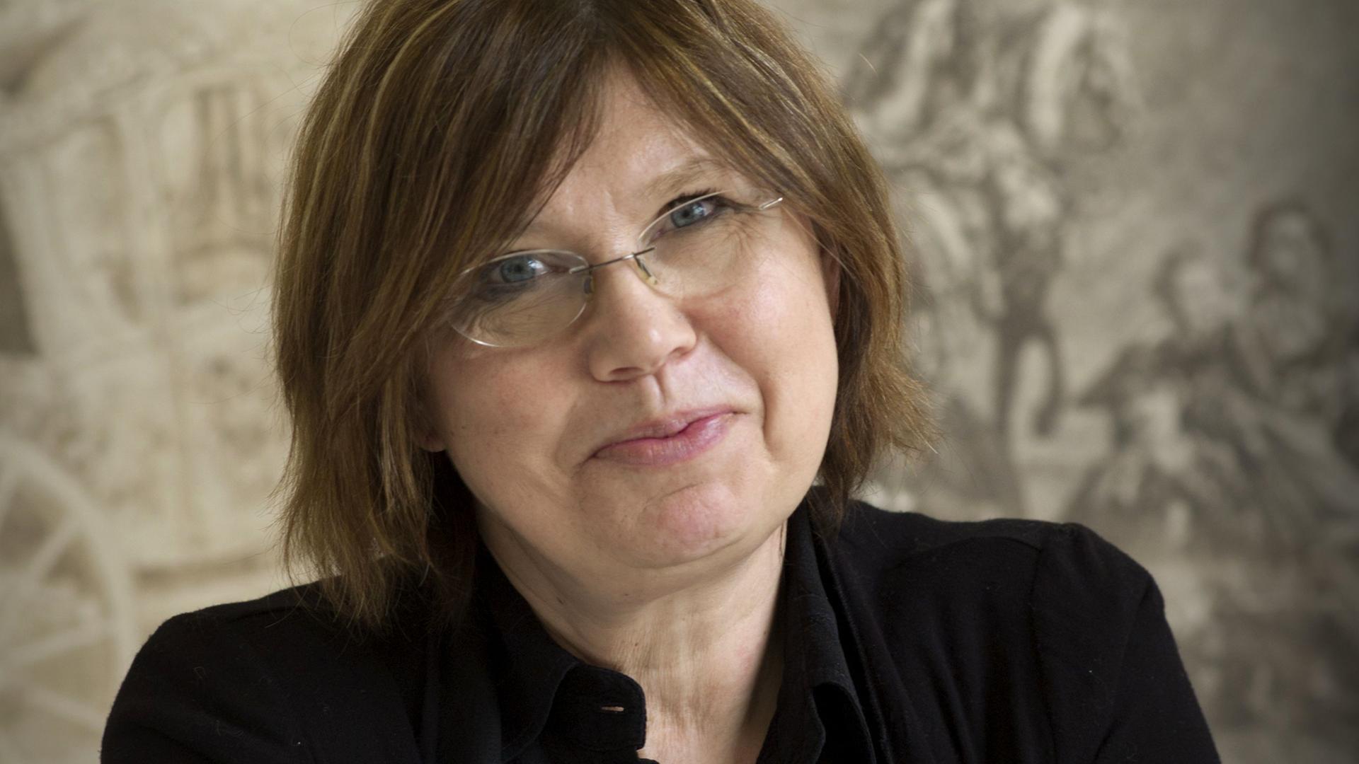 Barbara Engelking, polnische Historikerin, mit Brille und in schwarzer Bluse schaut lächelnd in die Kamera.