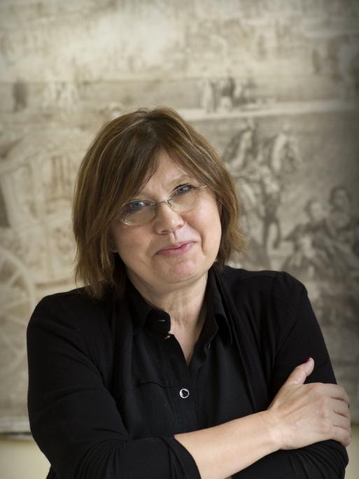 Barbara Engelking, polnische Historikerin, mit Brille und in schwarzer Bluse schaut lächelnd in die Kamera.