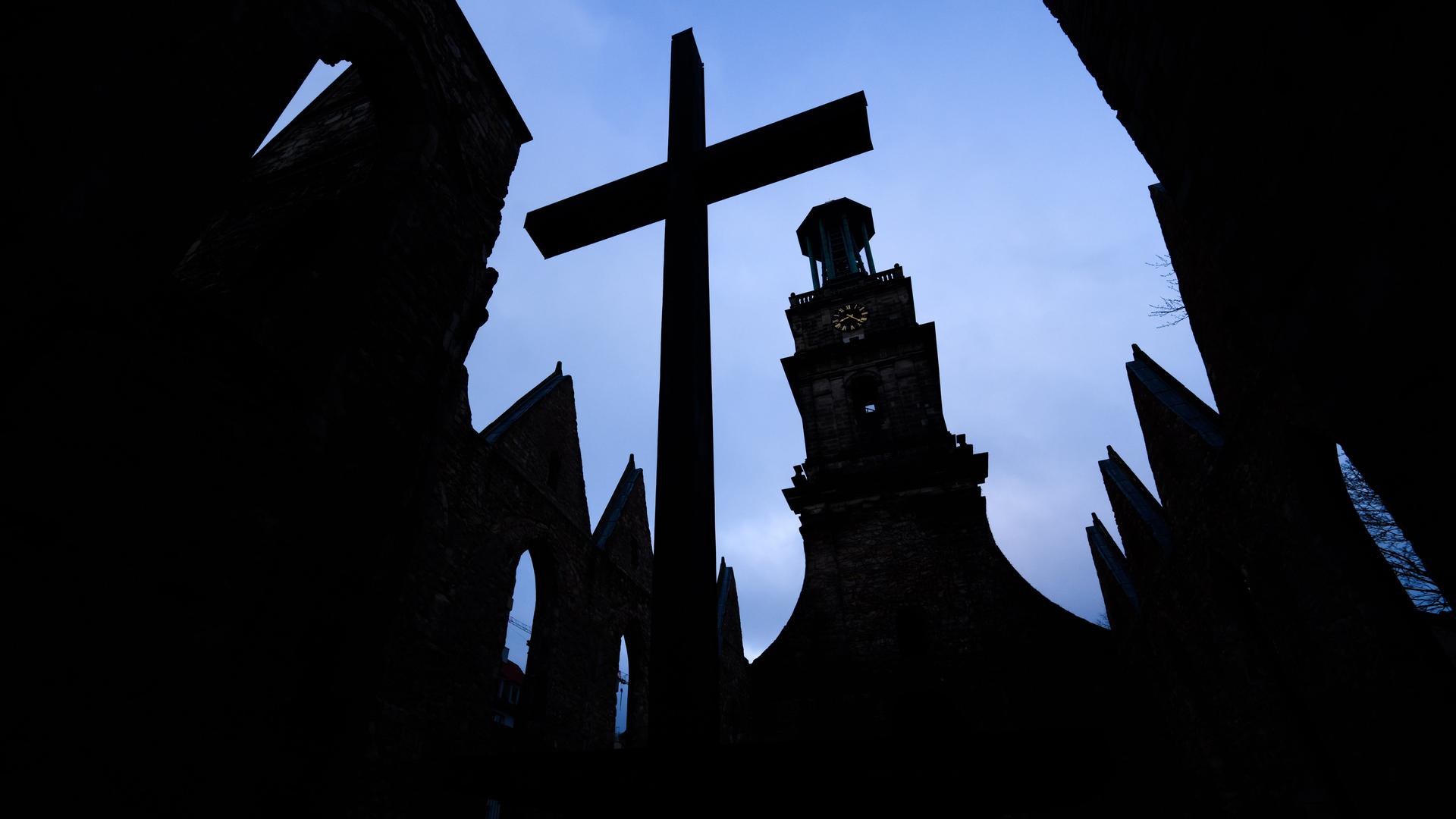 Ein Kreuz steht in der Aegidienkirche der evangelisch-lutherischen Marktkirchengemeinde. 