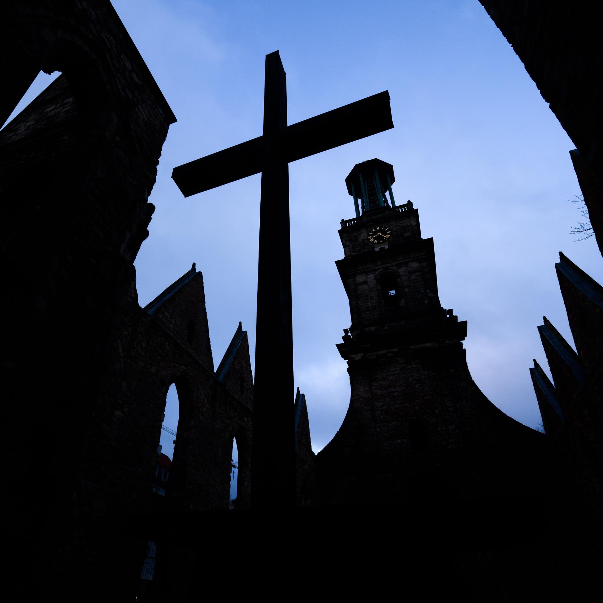 Ein Kreuz steht in der Aegidienkirche der evangelisch-lutherischen Marktkirchengemeinde. 