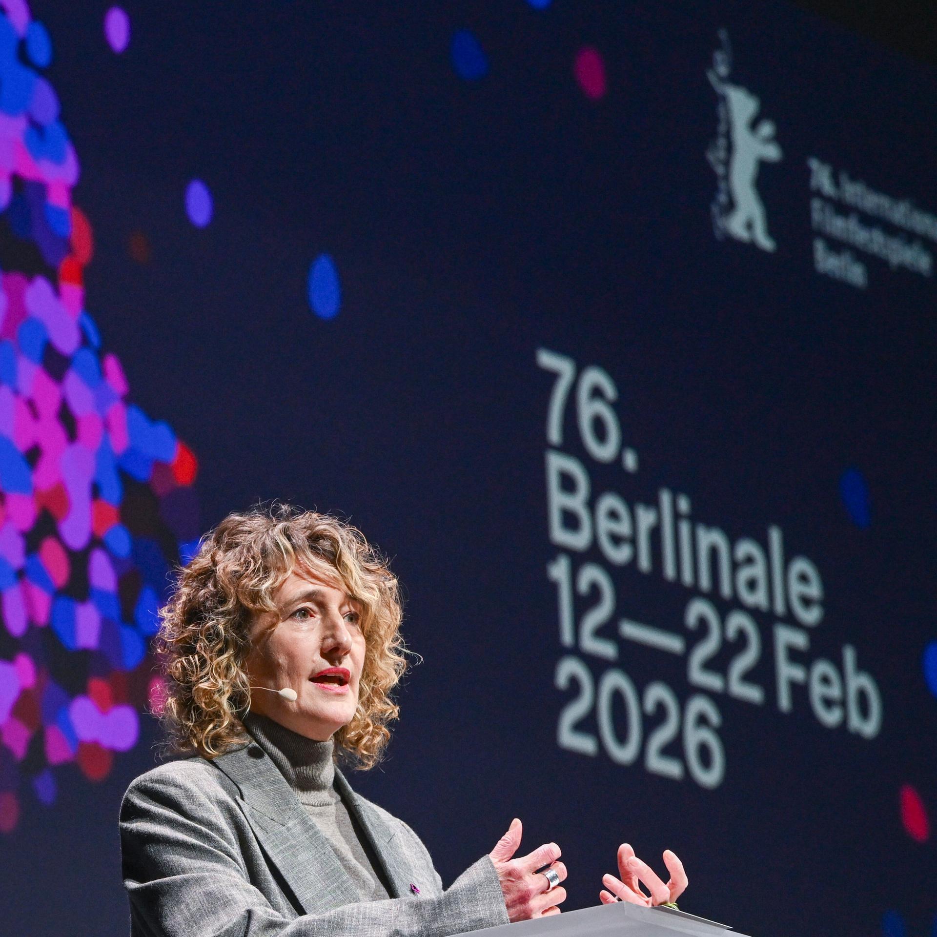 Berlinale-Chefin Tricia Tuttle bei der Jahres-Pressekonferenz der Internationalen Filmfestspiele Berlin vor einer Leinwand mit bunten Punkten und der Aufschrift "76. Berlinale, 16. - 22. Februar 2026"
