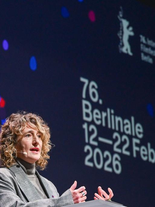 Berlinale-Chefin Tricia Tuttle bei der Jahres-Pressekonferenz der Internationalen Filmfestspiele Berlin vor einer Leinwand mit bunten Punkten und der Aufschrift "76. Berlinale, 16. - 22. Februar 2026"