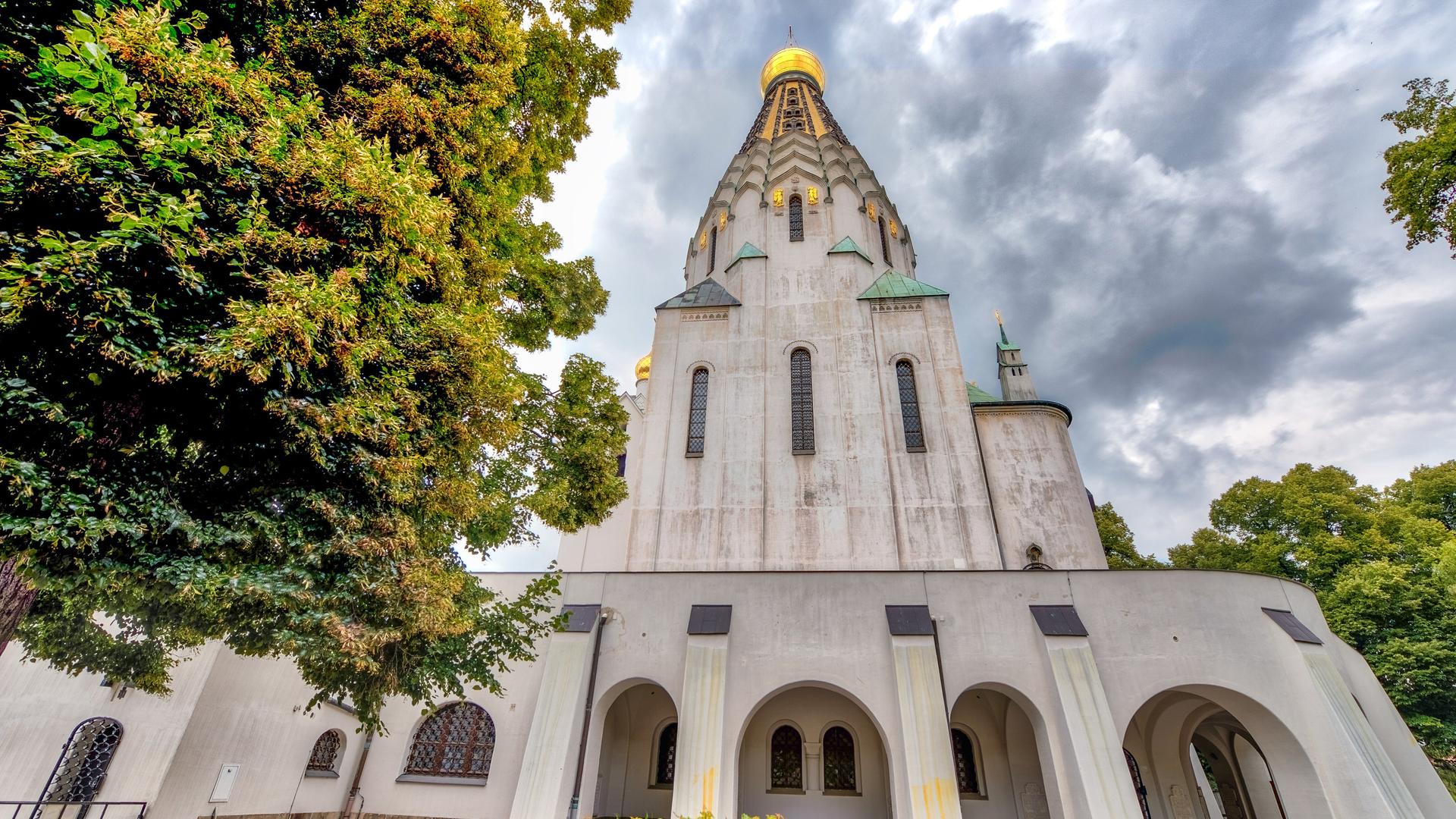 Die russisch-orthodoxe Kirche in Leipzig mit goldener Kuppel.