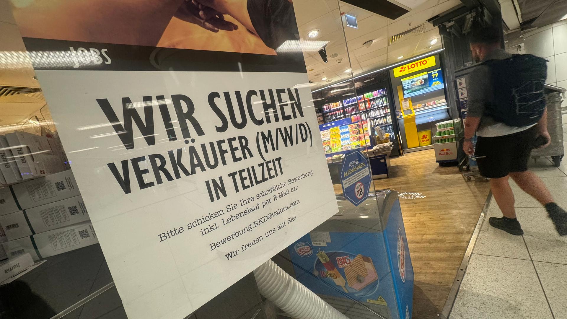 Schild auf einer Glasscheibe mit der Aufschrift: "Wir suchen Verkäufer (m/w/d) in Teilzeit