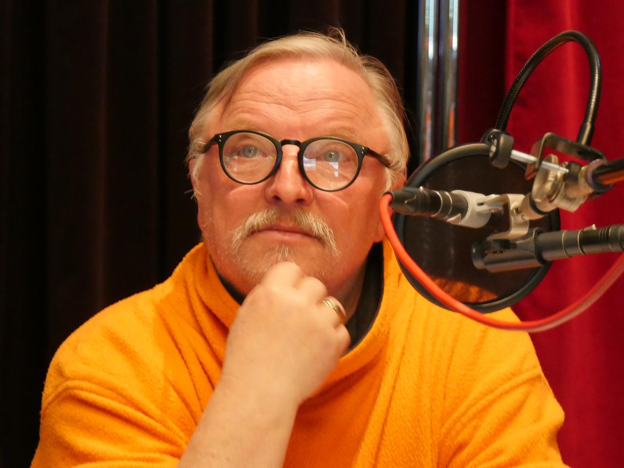 Der Schauspieler Axel Prahl bei den Aufnahmen für das Hörspiel "Zärtlichkeiten".