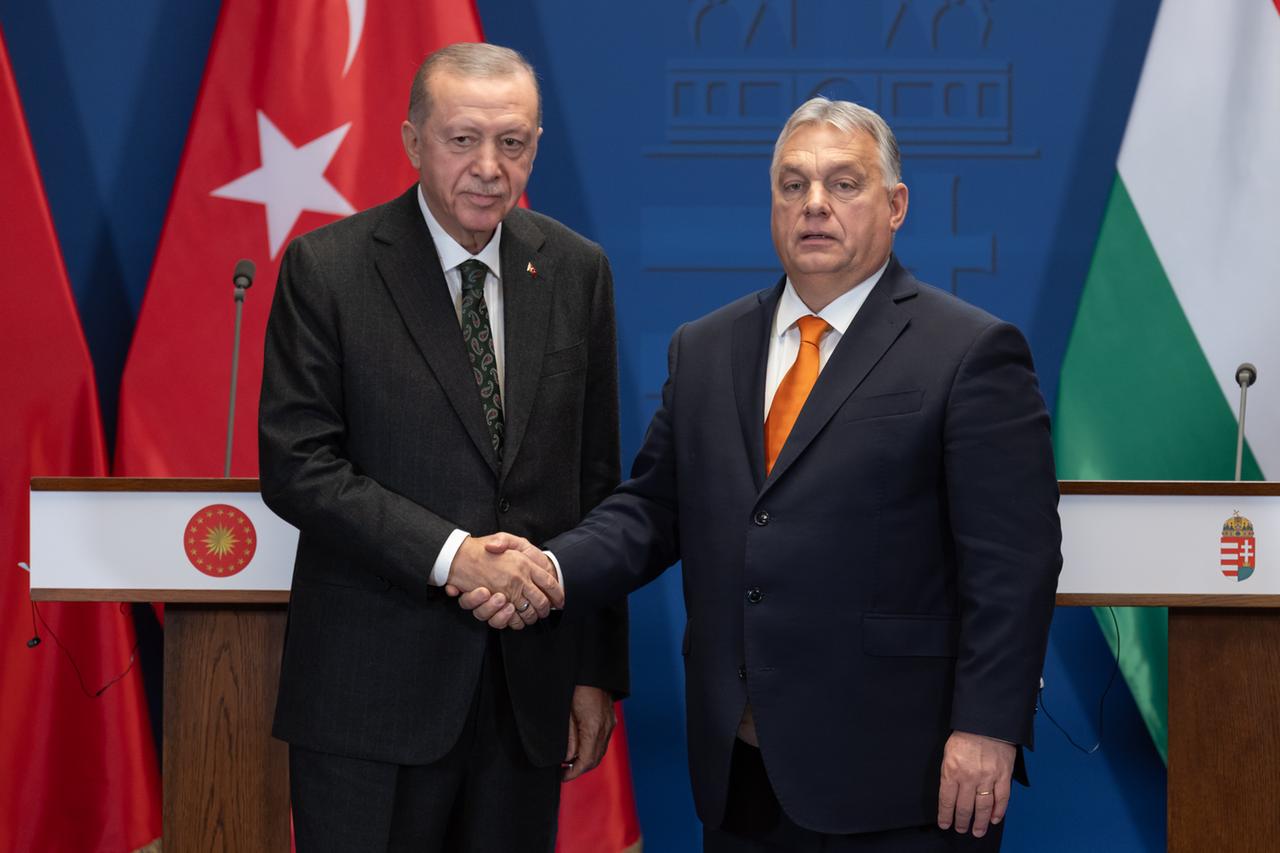 Recep Tayyip Erdogan und Viktor Orban schütteln Hände vor Rednerpulten und aufgestellten Flaggen.