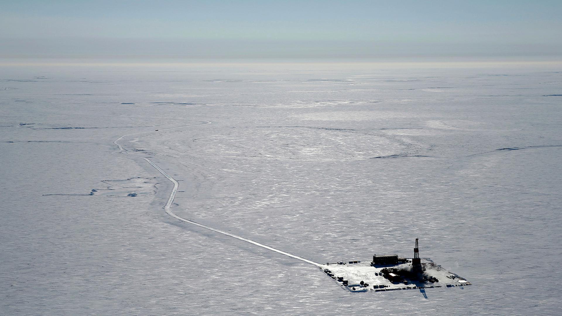 Dieses Luftbild zeigt ein Lager für Erkundungsbohrungen am geplanten Standort des "Willow"-Ölprojekts am North Slope von Alaska.