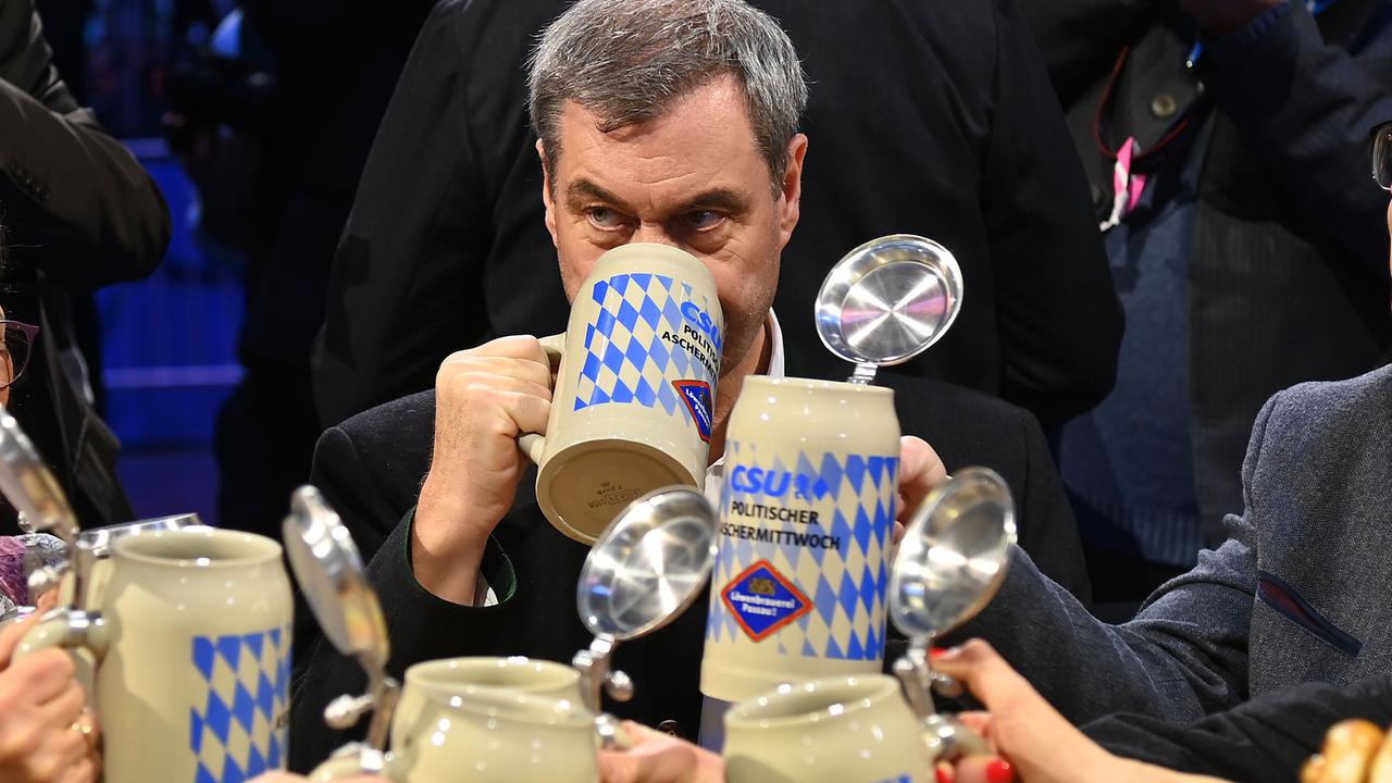 Markus Söder (Ministerpraesident Bayern und CSU) trinkt aus einem Masskrug  inmittten anderer Krüge.